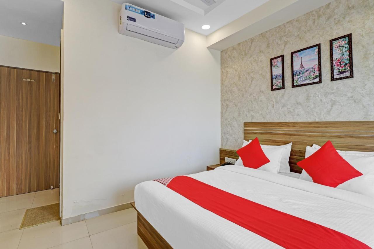 Oyo Flagship 86605 Hotel The Meriton Ahmedabad Exterior foto