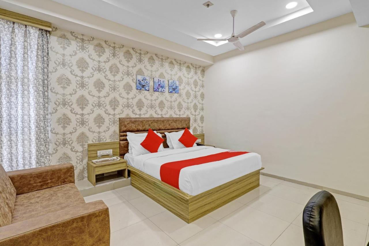 Oyo Flagship 86605 Hotel The Meriton Ahmedabad Exterior foto