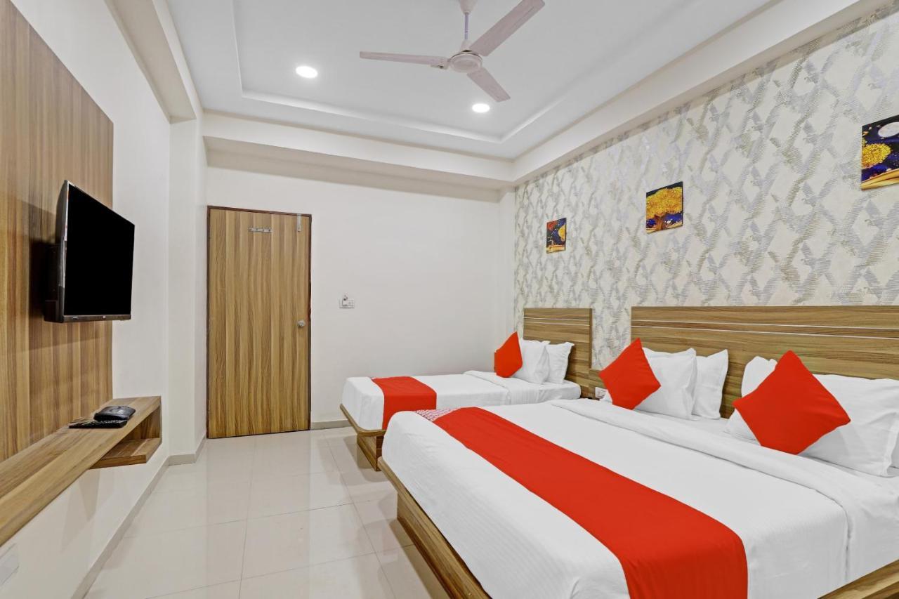 Oyo Flagship 86605 Hotel The Meriton Ahmedabad Exterior foto